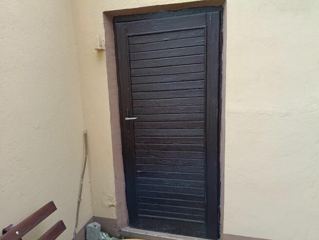 Solidne drzwi drewniane brązowe zewnętrzne gospodarcz 85x190