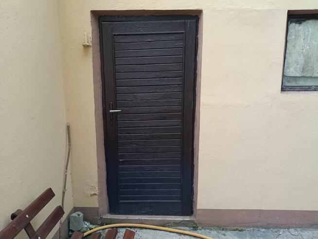 Solidne drzwi drewniane brązowe zewnętrzne gospodarcz 85x190