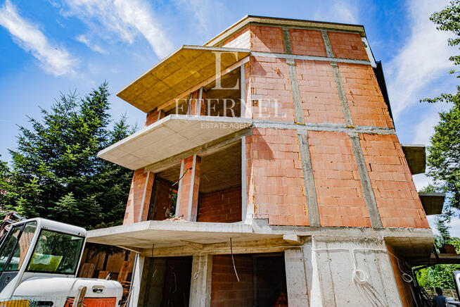 Nowy bliźniak 182,50 m2 z ogródkiem i 2 garażami