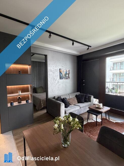 Luksusowy apartament w Browarach Warszawskich | Styl loftowy | Balkon na całej długości mieszkania
