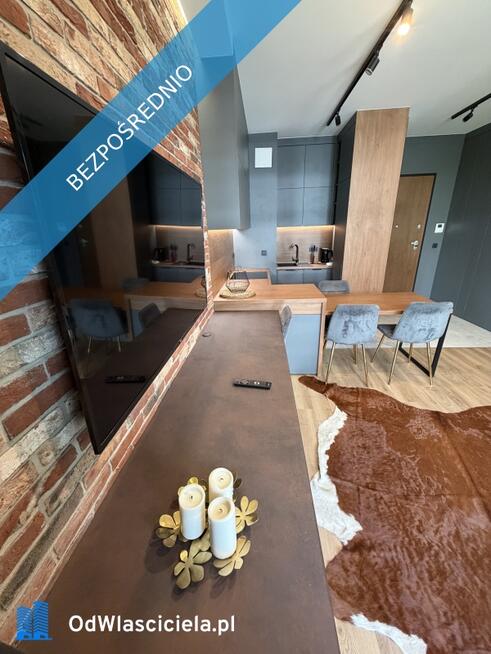 Luksusowy apartament w Browarach Warszawskich | Styl loftowy | Balkon na całej długości mieszkania