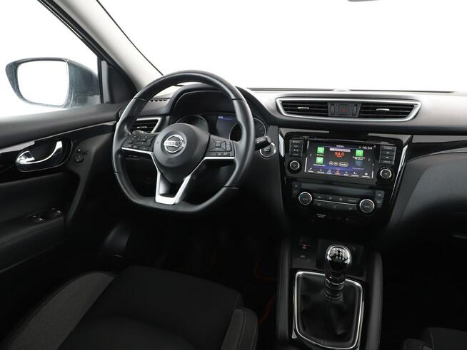 Nissan Qashqai navi klima auto grzane fotele kamera i czujniki parkowania hak