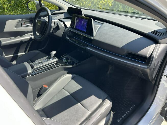 Toyota Prius 2.0 Hybrid AWD biała perła
