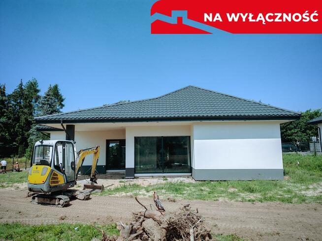 Nowy dom parterowy z antresolą.