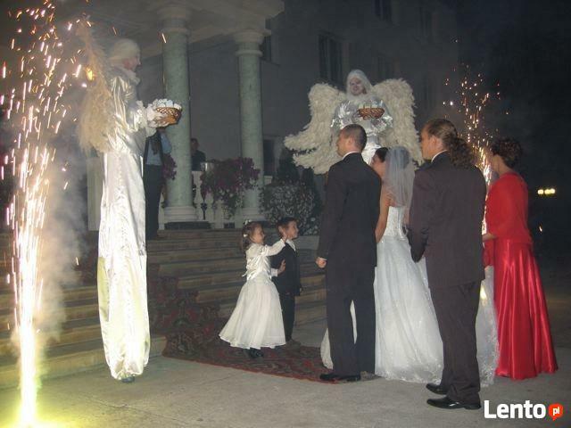 Anioły na szczudłach anioł aniołki szczudlarze