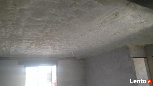 Docieplanie ocieplenie poddasza pianką PUR
