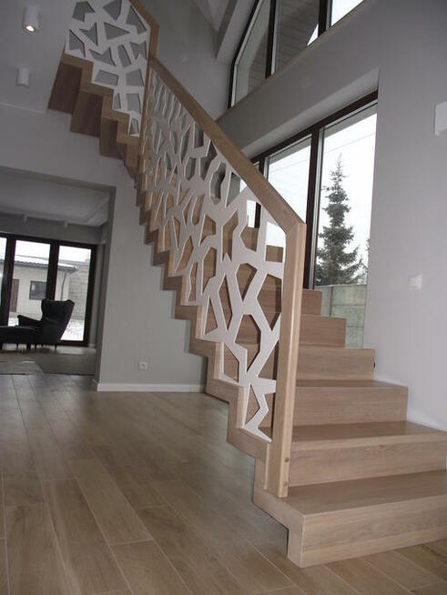 LEGAR - schody, drzwi i podłogi z drewna.