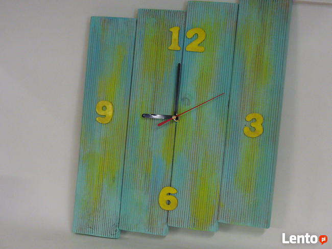 Drewniany zegar ścienny z odkrytą tarczą