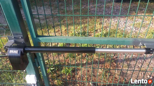 Montaż siłowników do bramy skrzydłowej