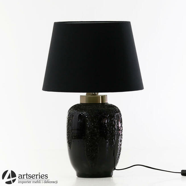 Czarna lampa z kloszem, stylowa i elegancka