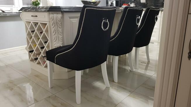 Krzesło pikowane z kołatką z pinezkami tapicerowane modne