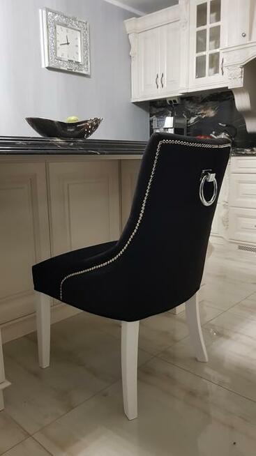 Krzesło pikowane z kołatką z pinezkami tapicerowane modne