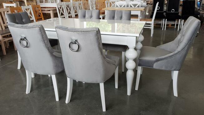 Krzesło pikowane z kołatką z pinezkami tapicerowane modne