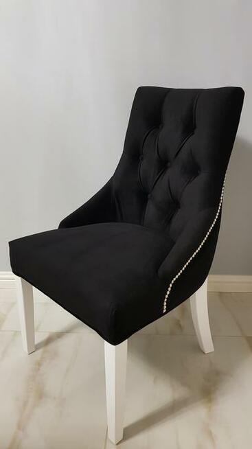 Krzesło pikowane z kołatką z pinezkami tapicerowane modne