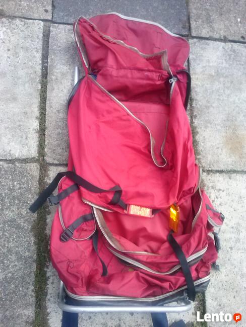 Plecak górski wielokomorowy ze stelażem na kółkach, 50 zł.