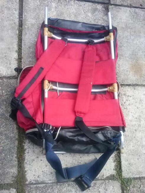 Plecak górski wielokomorowy ze stelażem na kółkach, 50 zł.