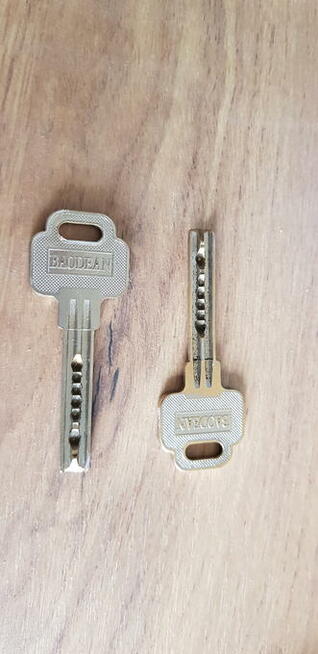 Praktycznie nowa wkladka do drzwi wraz z kluczami