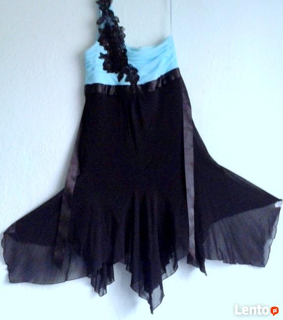 Tiulowa sukienka na jedno ramię