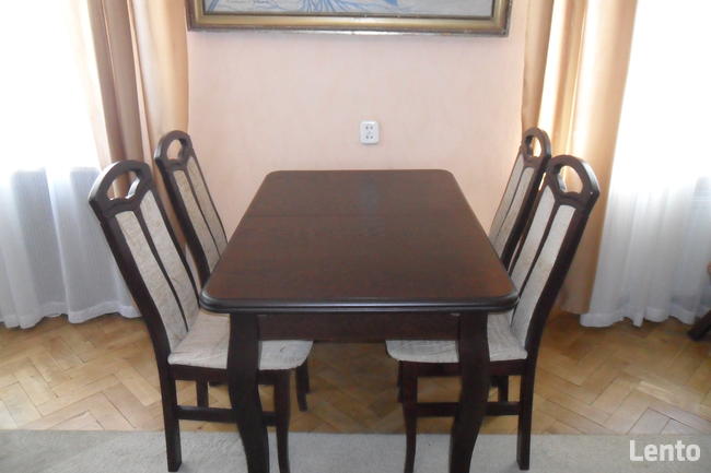 Stół dębowy, rozkładany plus 4 krzesła, symbolicznie używane