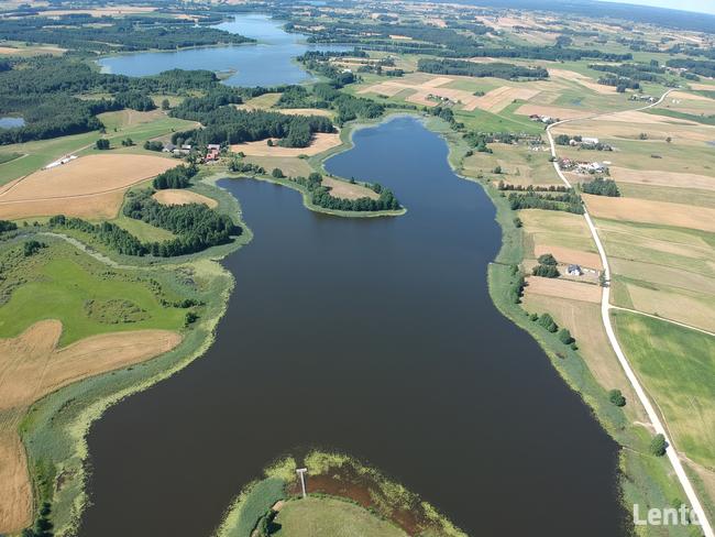 Dom nad jeziorem z własną linią brzegową i pomostem.