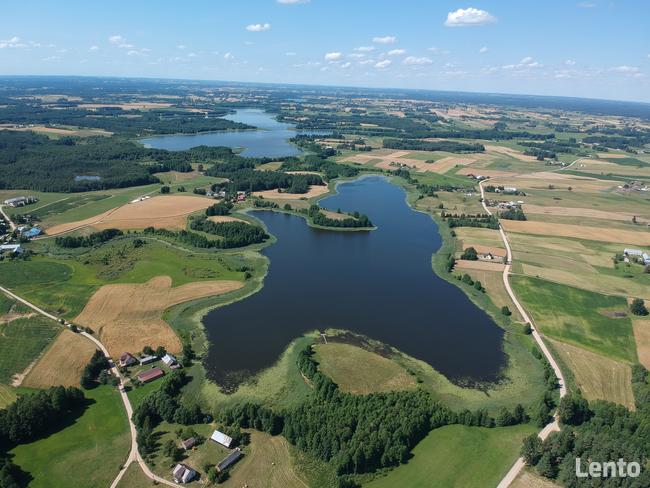 Dom nad jeziorem z własną linią brzegową i pomostem.