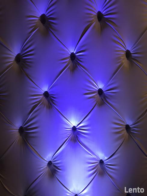 Pikowana biała ścianka za Parą Młodą, Glamour sprzedam