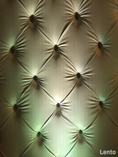 Pikowana biała ścianka za Parą Młodą, Glamour sprzedam