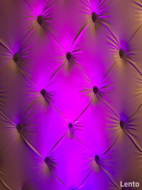 Pikowana biała ścianka za Parą Młodą, Glamour sprzedam