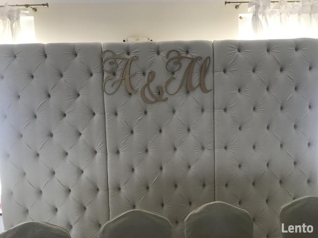 Pikowana biała ścianka za Parą Młodą, Glamour sprzedam