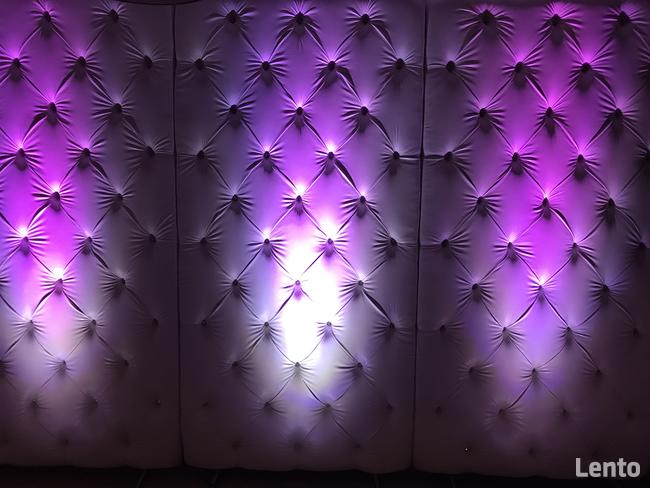 Pikowana biała ścianka za Parą Młodą, Glamour sprzedam