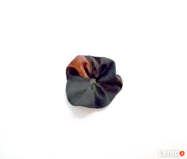 czarna scrunchie do włosów, grunge gumka do włosów