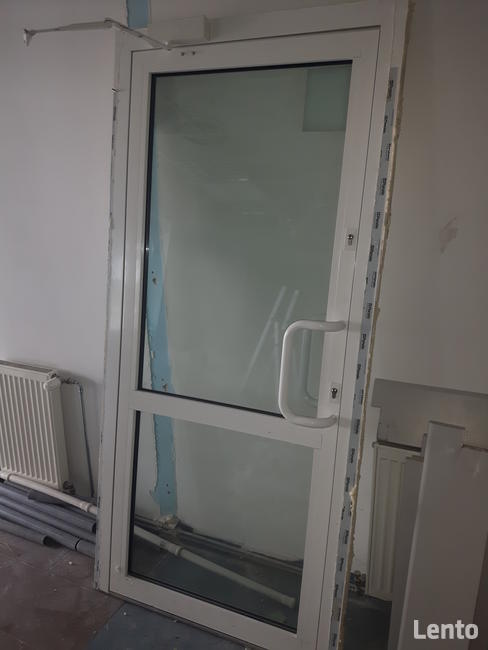 Ścianki z PCV z oknami i drzwi PCV 98