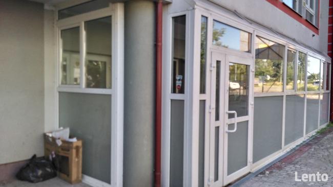 Ścianki z PCV z oknami i drzwi PCV 98