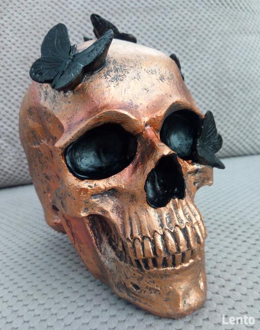 Miedziana metaliczna czaszka z czarnymi motylami