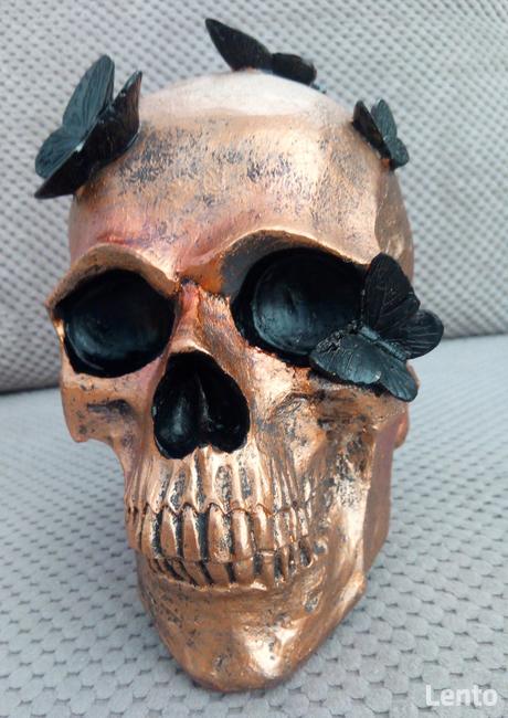 Miedziana metaliczna czaszka z czarnymi motylami