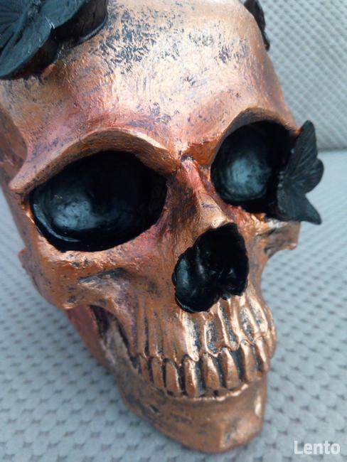 Miedziana metaliczna czaszka z czarnymi motylami