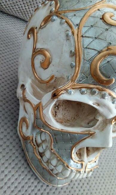 Ogromna królewska czaszka złoto srebro przepych