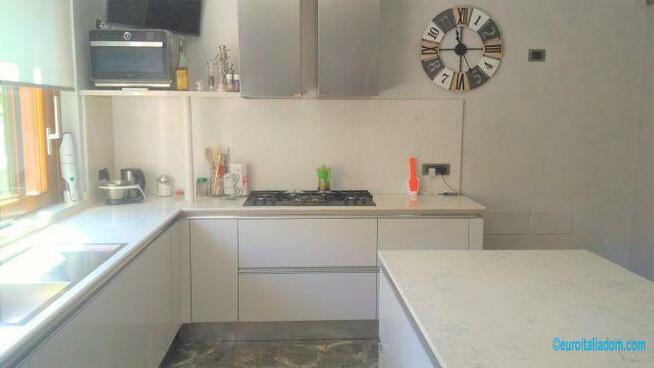 W środkowych Włoszech, w pobliżu miasta sztuki Piza nowoczes