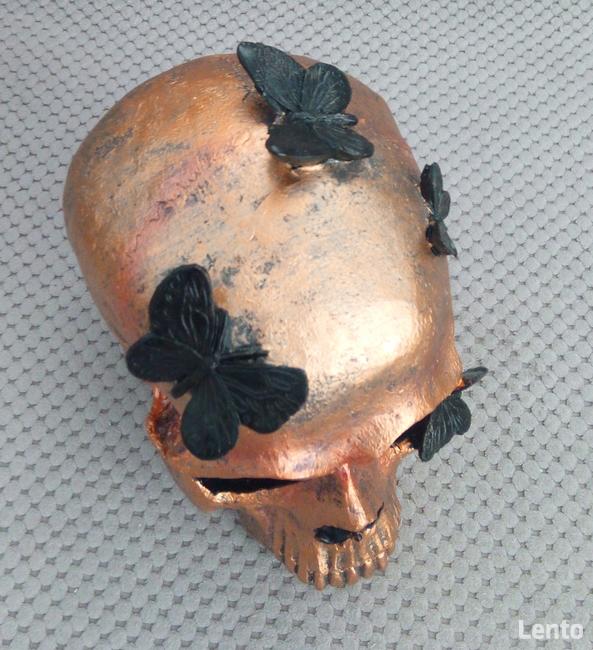Miedziana metaliczna czaszka z czarnymi motylami