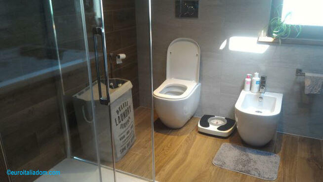 W środkowych Włoszech, w pobliżu miasta sztuki Piza nowoczes