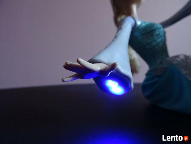 Lalka Elsa strzelająca płatkami śniegu + opaska na głowę