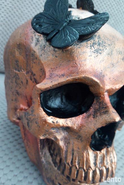 Miedziana metaliczna czaszka z czarnymi motylami