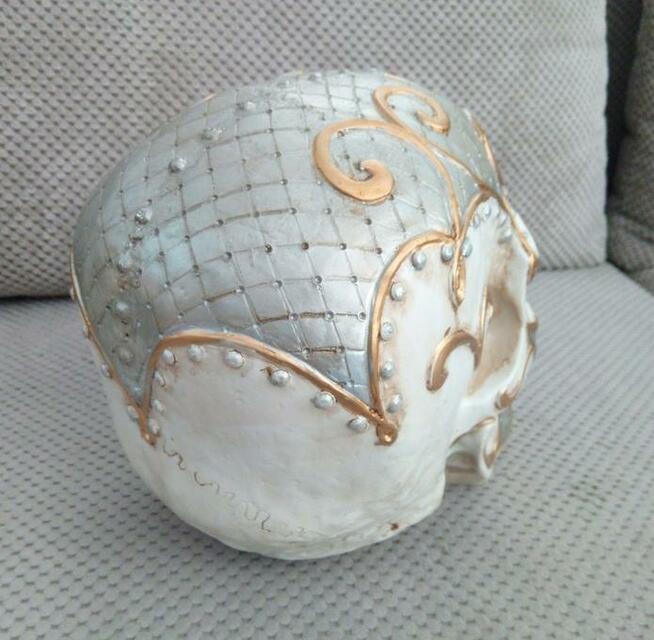 Ogromna królewska czaszka złoto srebro przepych