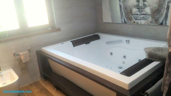 W środkowych Włoszech, w pobliżu miasta sztuki Piza nowoczes