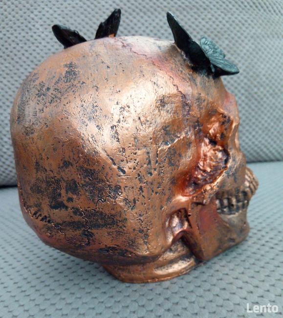 Miedziana metaliczna czaszka z czarnymi motylami