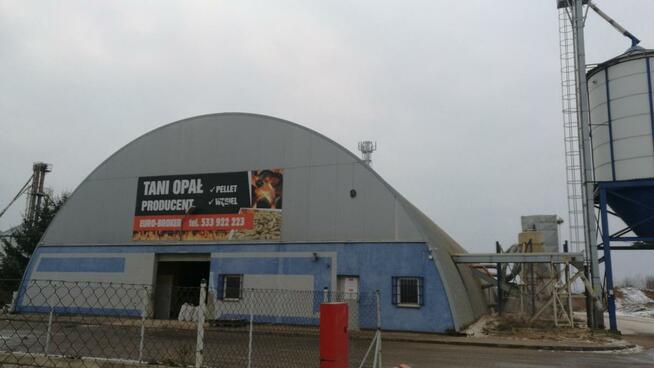 Operator i pracownik linii produkcji pelletu