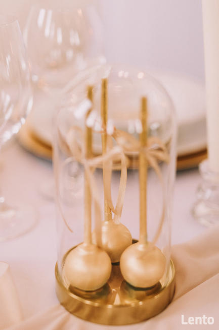 Złote podtalerze wynajem talerze ślub wesele dekoracje