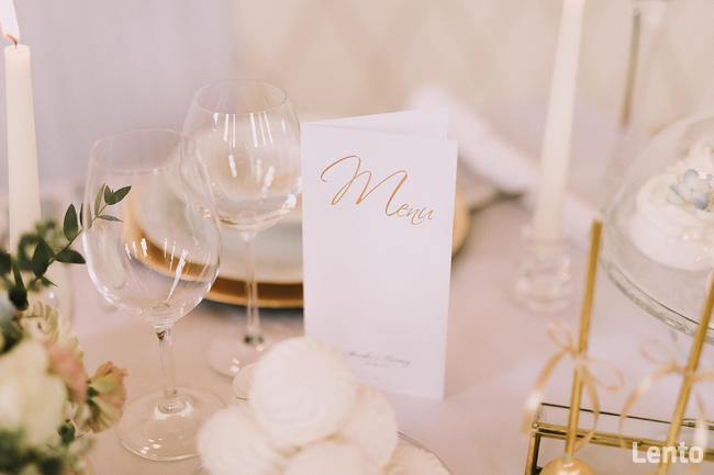 Złote podtalerze wynajem talerze ślub wesele dekoracje