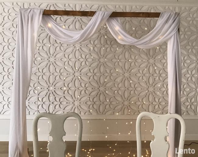 Drewniana ścianka ślubna weselna za Parą Młodą dekoracja tło