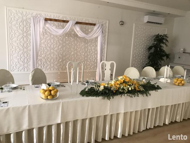 Drewniana ścianka ślubna weselna za Parą Młodą dekoracja tło